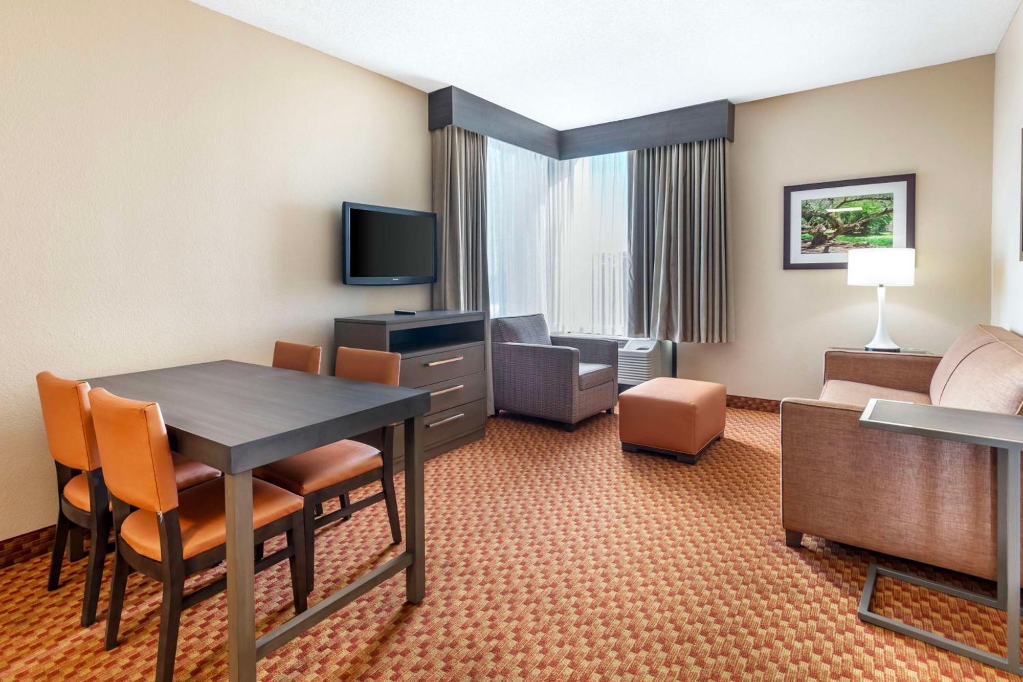 Hotel Western & The Crossings