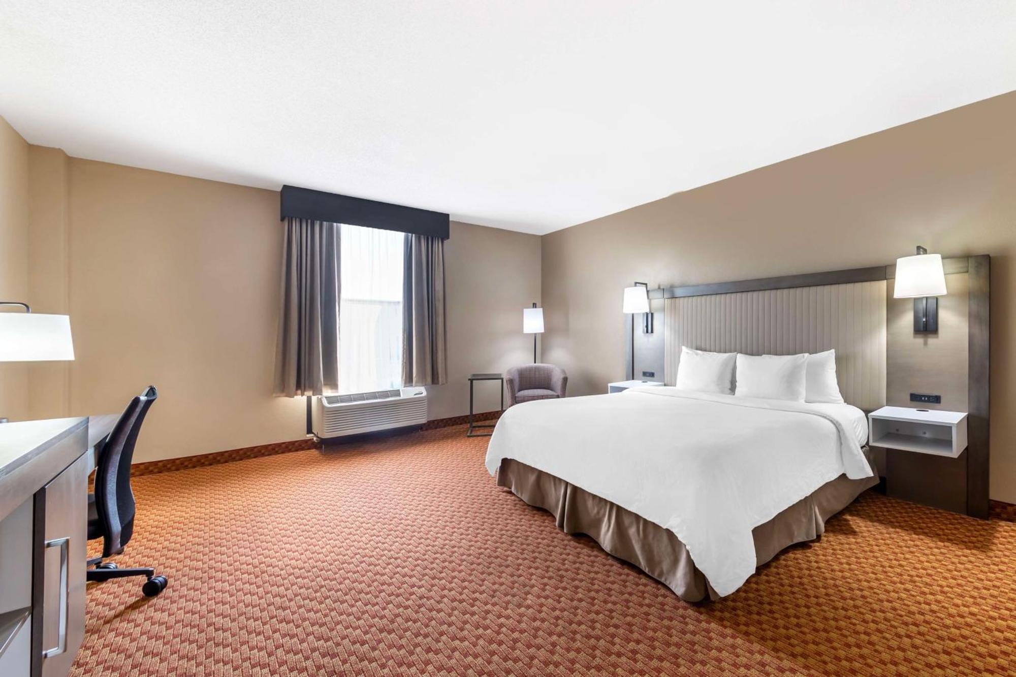 Western & Hotel The Crossings