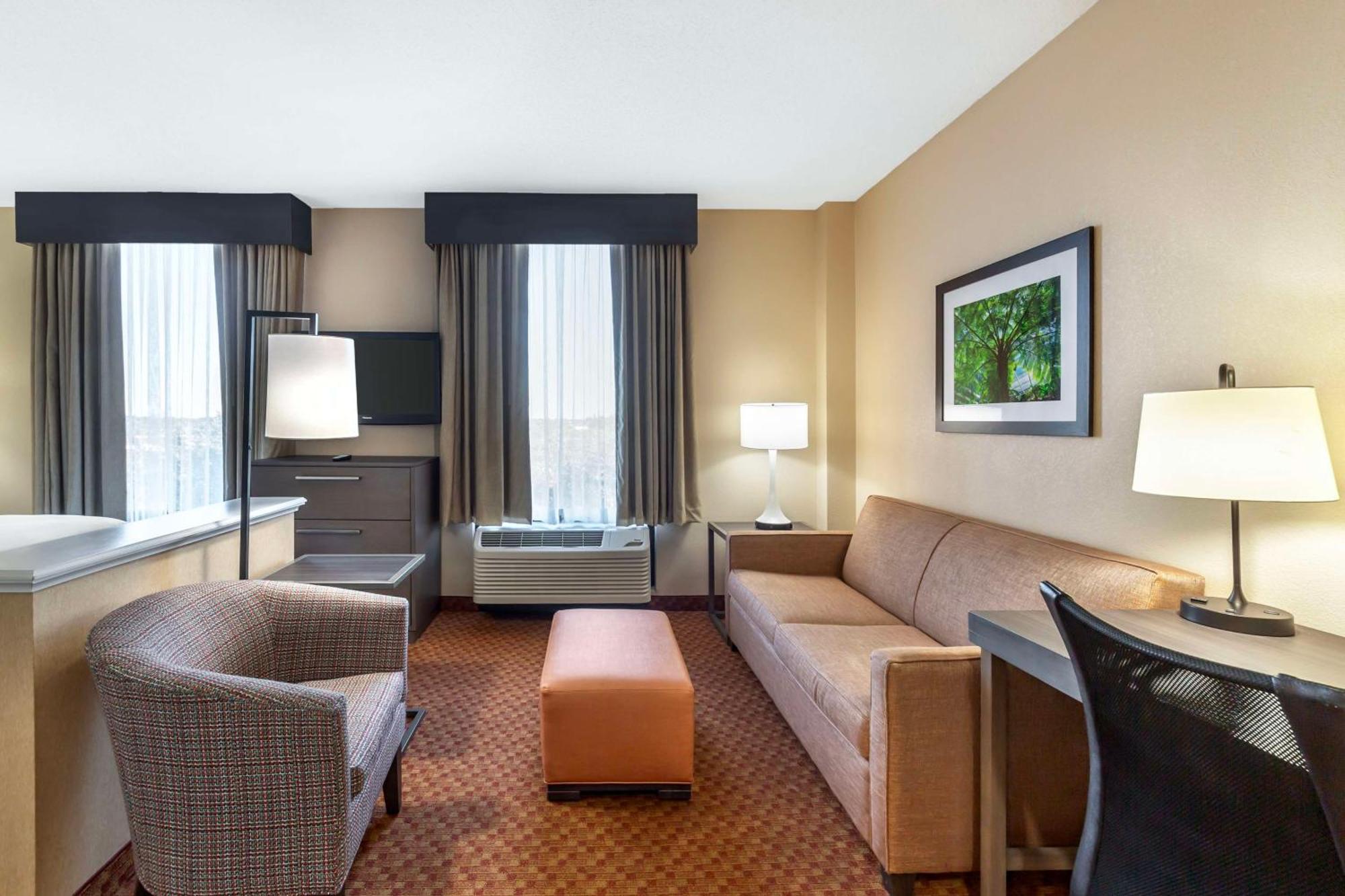 Hotel Western & The Crossings