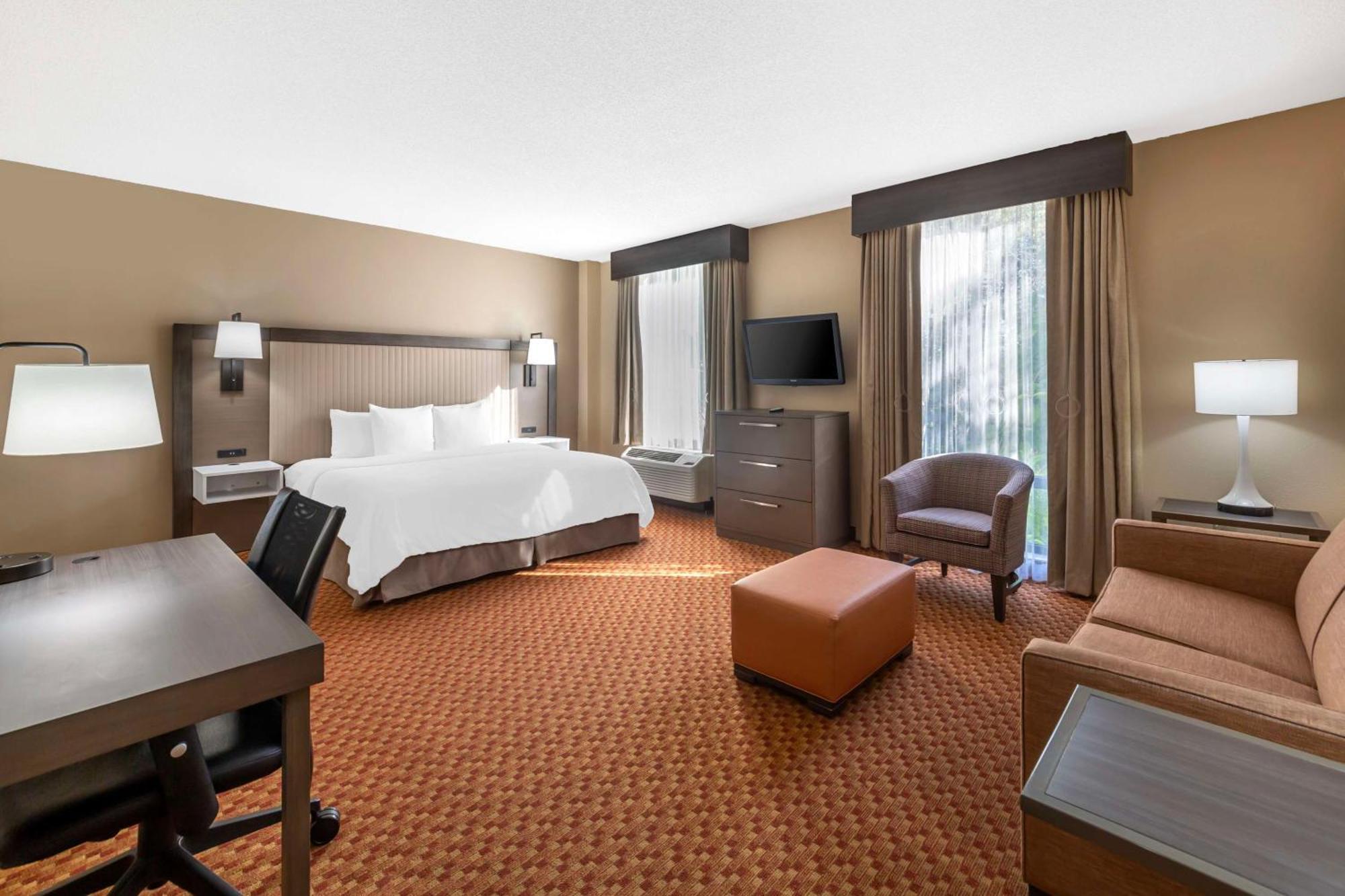 Western & Hotel The Crossings