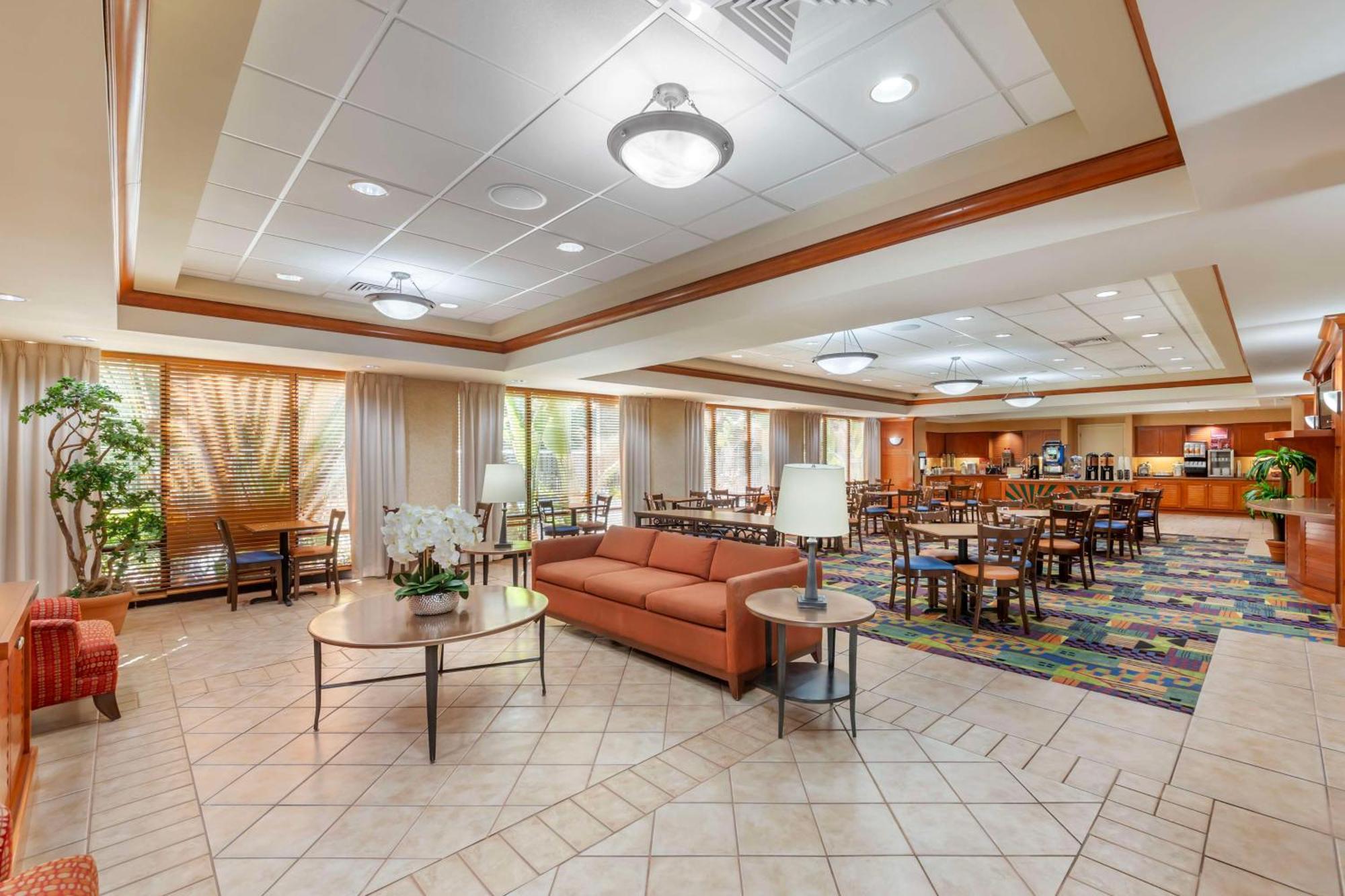 Western & Hotel The Crossings