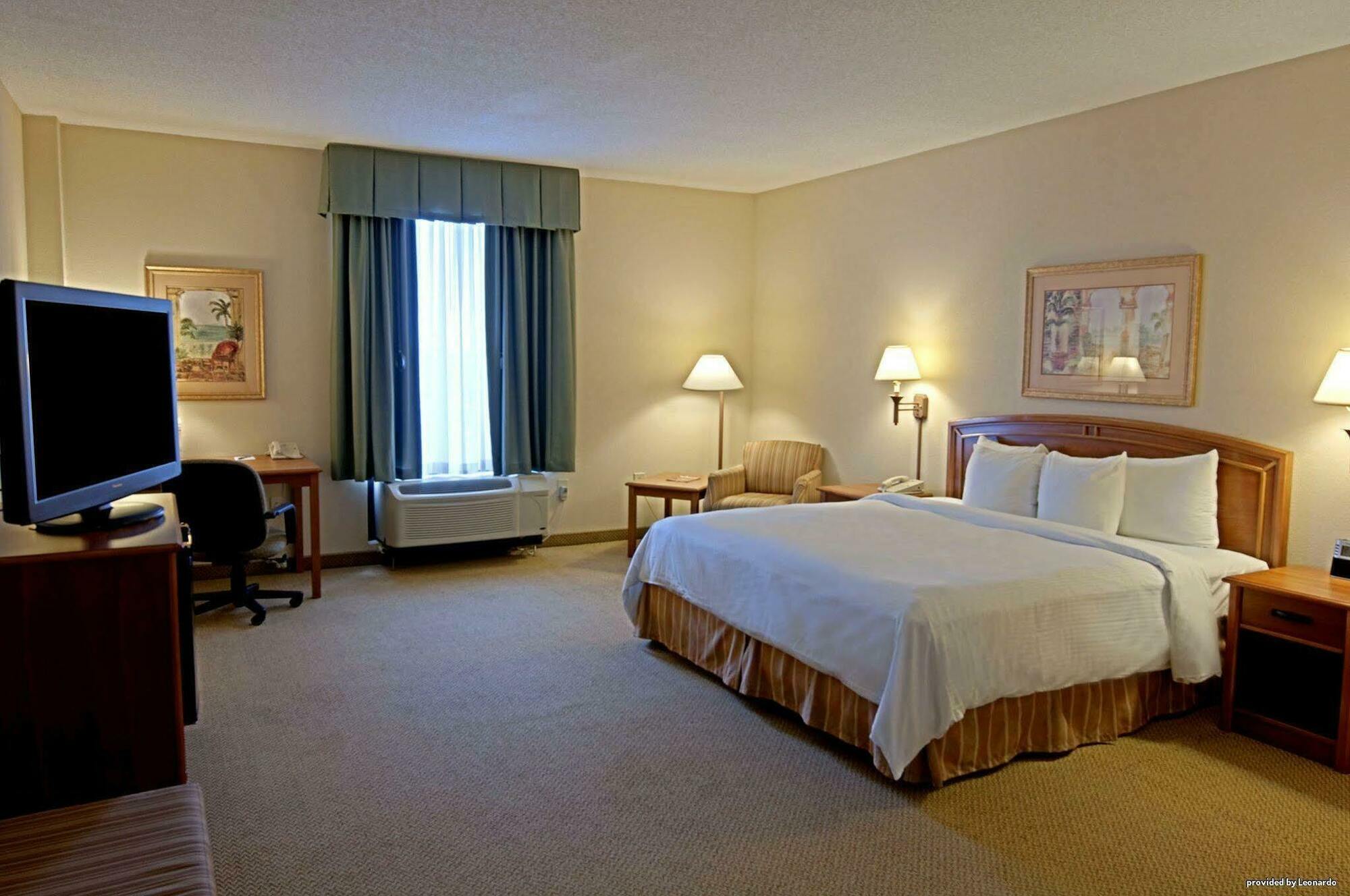 Western & Hotel The Crossings